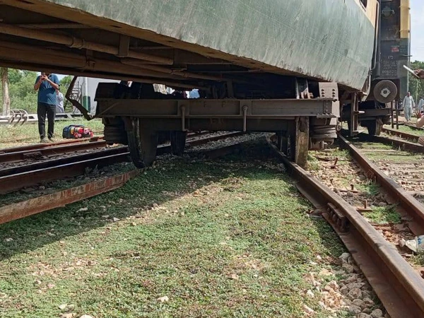 لاہور سے کراچی جانے والی فرید ایکسپریس کوٹری اسٹیشن پر پٹڑی سے اتر گئی